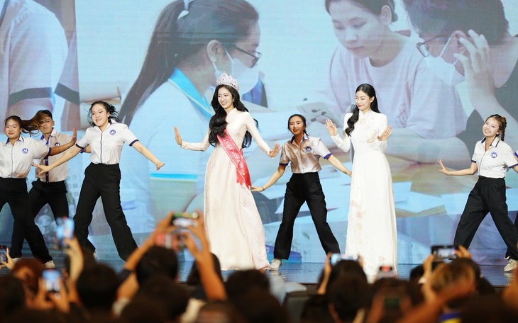 Netizen Trung rần rần lùng info các thanh niên 'ghé thăm' Hồng Tỷ - Ảnh 4.