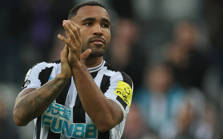 Robert Lewandowski ‘đu trend’ nhuộm tóc của đồng đội tuổi teen - Ảnh 4.