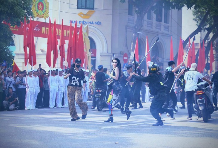 Nhan sắc nữ cực phẩm chiến sĩ đóng 'nữ quái' náo loạn hồ Gươm - Ảnh 1.