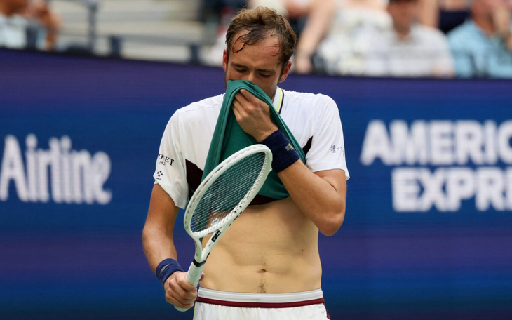 Raducanu tranh cãi với trọng tài, muốn đuổi đứa trẻ đang khóc - Ảnh 4.