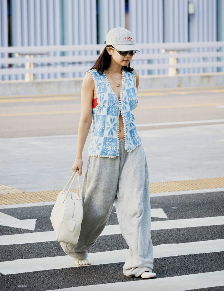 Từ 'bao cao su cho chân' thành biểu tượng thời trang hè 2025 - Ảnh 1.