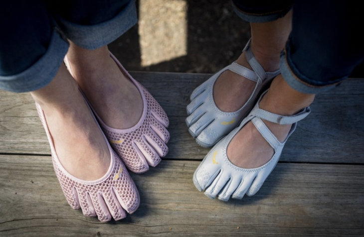 Từ 'bao cao su cho chân' thành biểu tượng thời trang hè 2025 - Ảnh 2.