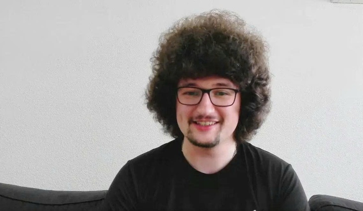 Chàng trai 10 tháng chưa thể cắt tóc vì phong độ kém cỏi của Man Utd - Ảnh 1.