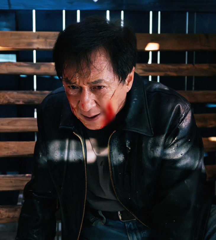 Thành Long đóng phim hành động ở tuổi 70  - Ảnh 1.