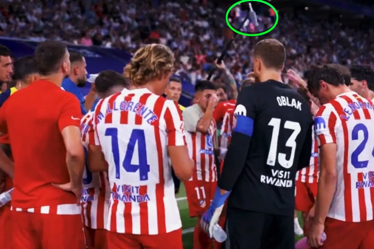 HLV Atletico Madrid tự ‘khóa miệng’ khi micro truyền hình đến gần - Ảnh 1.