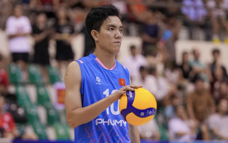 Tadej Pogacar xuất hiện với trang phục lạ mắt ở cuộc đua xe đạp nữ - Ảnh 3.