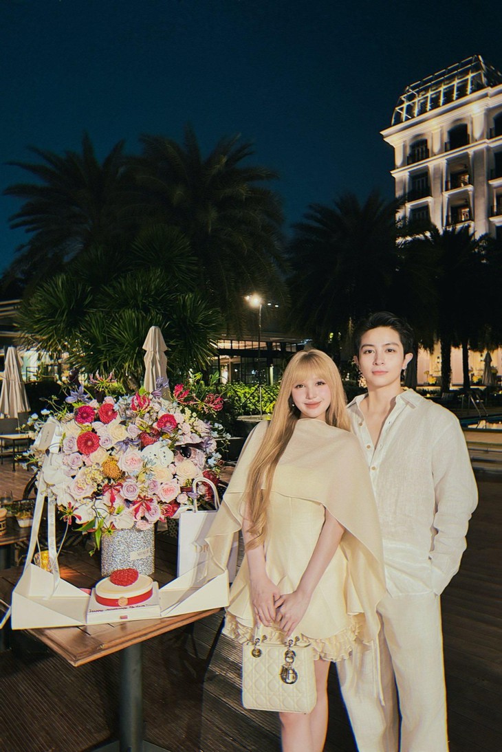 Gil Lê kỷ niệm một năm yêu Xoài Non, dân tình vội soi món quà đắt đỏ - Ảnh 1.