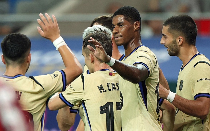 Fan nữ mặc ‘áo bodypaint’ đòi kiện Man Utd vì không được vào Old Trafford - Ảnh 3.