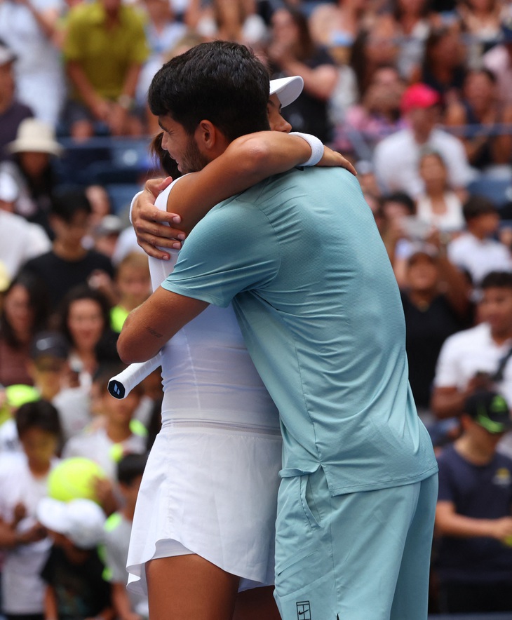 Raducanu - Alcaraz bị loại sớm và khoảnh khắc gượng gạo trên lưới tại US Open - Ảnh 3.