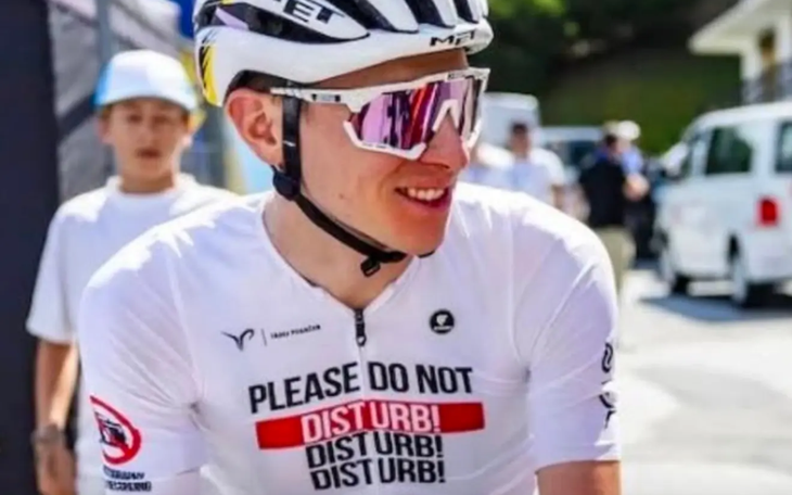 Hi hữu ở Vuelta a Espana: Tay đua lên xe cấp cứu, nhờ khán giả giữ xe rồi… mất luôn - Ảnh 2.