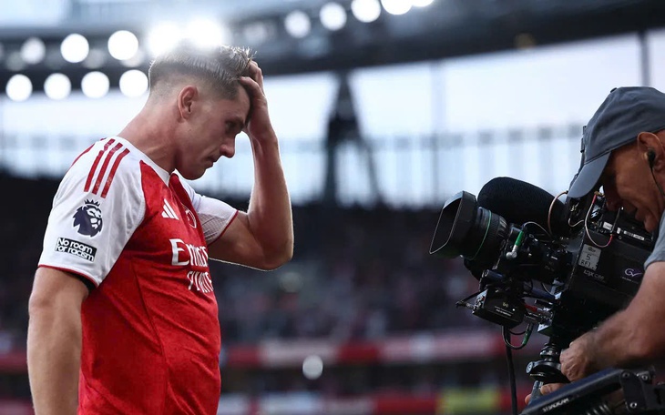 Viktor Gyokeres bối rối khi được hỏi về khúc nhạc chế của fan Arsenal - Ảnh 2.