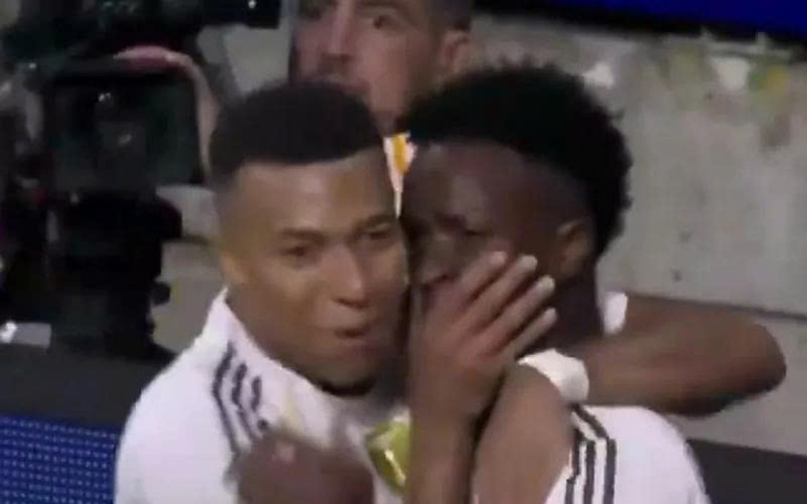 Cha Jobe Bellingham 'nổi điên' vì con trai bị thay ra sớm - Ảnh 3.