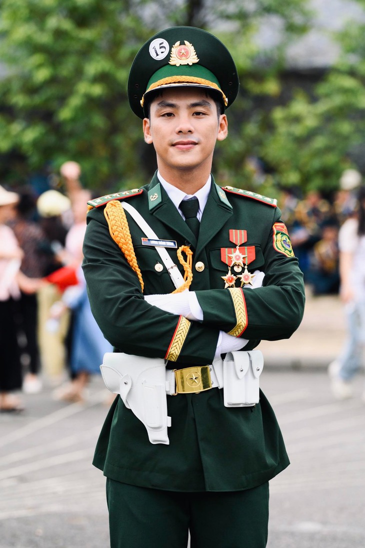 Loạt quân nhân 'sai đẹp chiêu' được vạn người yêu tại A80 - Ảnh 4.