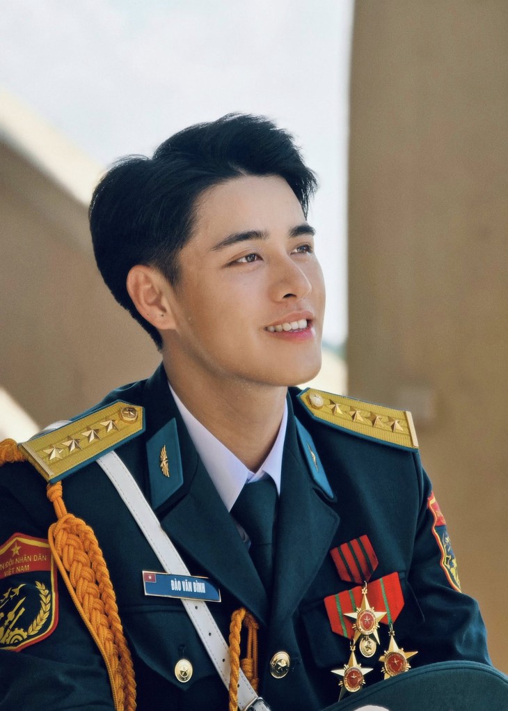 Loạt quân nhân 'sai đẹp chiêu' được vạn người yêu tại A80 - Ảnh 1.