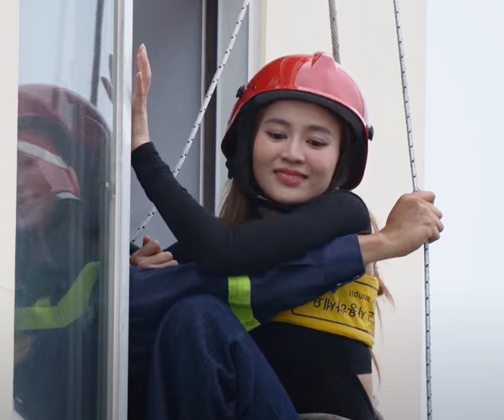 Minh Hằng dũng cảm, Lan Ngọc hoảng loạn khi thoát khỏi tòa nhà cao 30m - Ảnh 2.