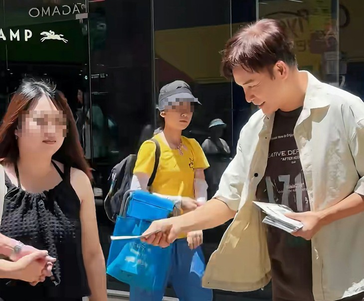 Ngôi sao đình đám TVB đi phát tờ rơi nhưng không ai nhận ra - Ảnh 1.