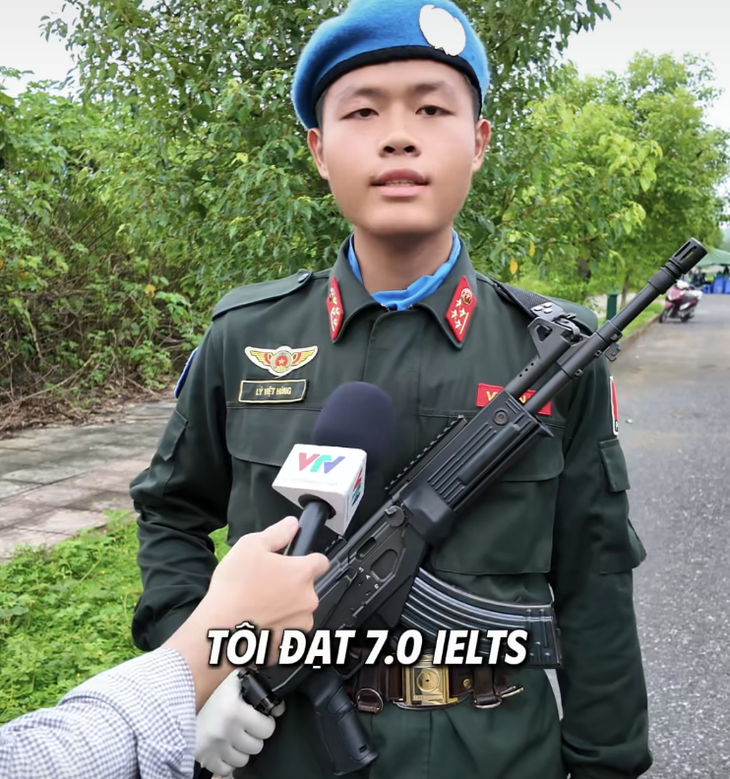 Hai chiến sĩ A80 'bắn' tiếng Anh... ì đùng hút triệu lượt xem - Ảnh 2.
