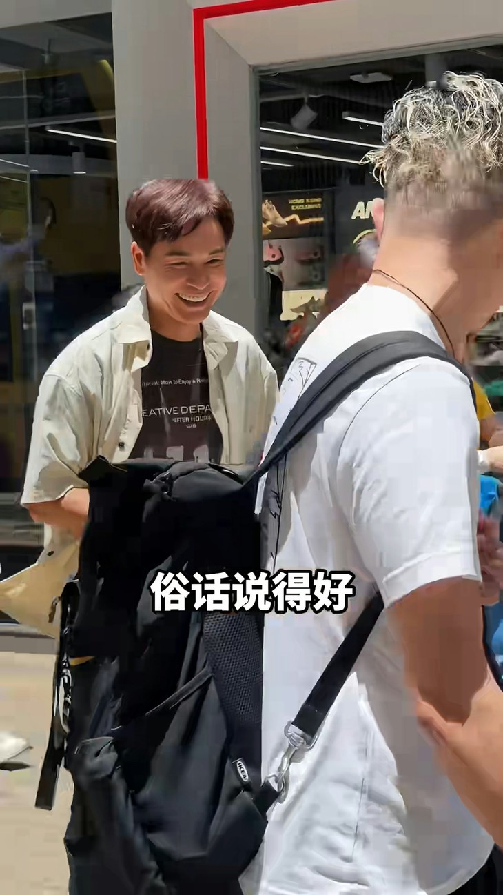 Ngôi sao đình đám TVB đi phát tờ rơi nhưng không ai nhận ra - Ảnh 2.