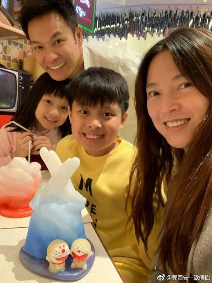 Ngôi sao đình đám TVB đi phát tờ rơi nhưng không ai nhận ra - Ảnh 3.