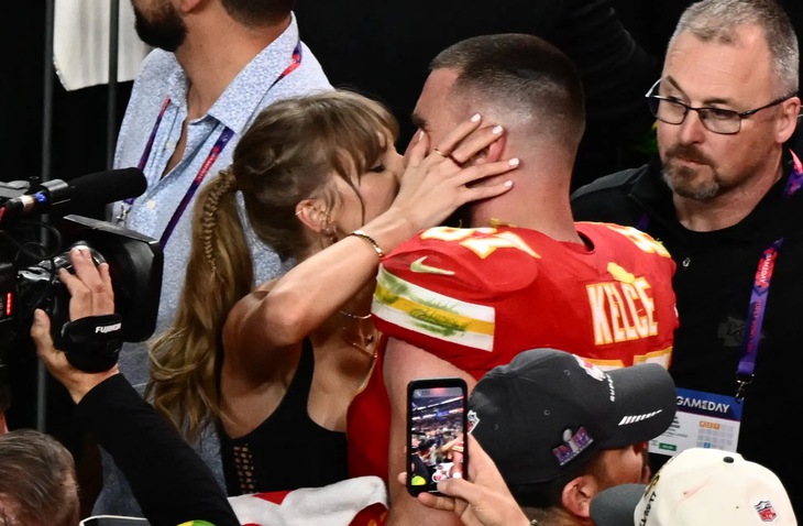 Cầu thủ Travis Kelce cười không ngớt sau thông báo đính hôn với Taylor Swift - Ảnh 3.