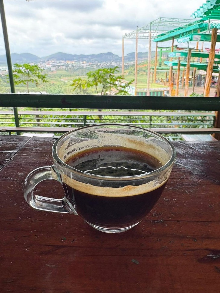 Tranh cãi ly cà phê giá 100.000 đồng ở Đà Lạt: bán nước hay bán view? - Ảnh 2.