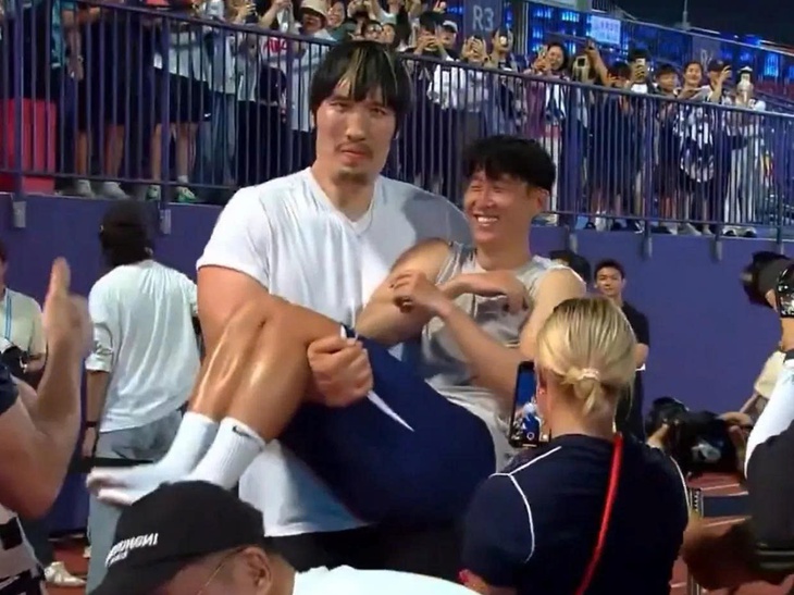 Son Heung Min ‘lọt thỏm’ trong vòng tay võ sĩ MMA - Ảnh 1.