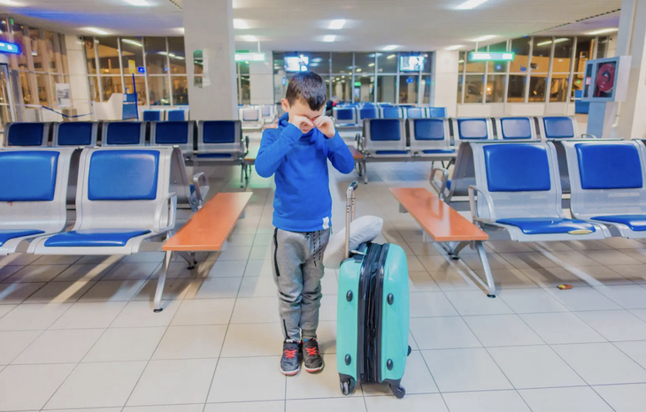 Cặp đôi bỏ lại con 10 tuổi ở sân bay để tiếp tục đi du lịch - Ảnh 1.