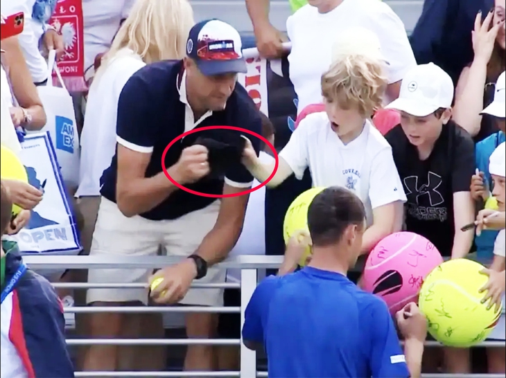 Netizen tìm ra triệu phú ‘cướp mũ’ của trẻ em ở US Open 2025 - Ảnh 1.
