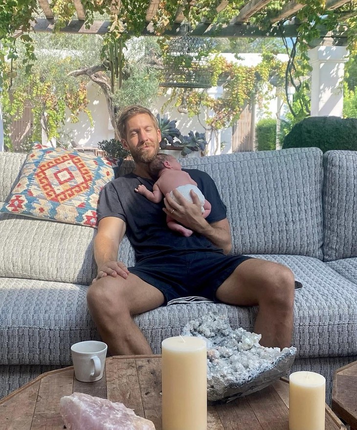 Vợ DJ giàu nhất thế giới Calvin Harris sinh con dưới nước tại nhà riêng  - Ảnh 4.