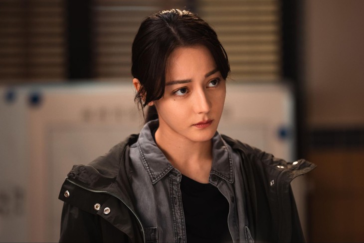 Địch Lệ Nhiệt Ba sau 12 năm đóng phim vẫn bị chê là 'đẹp nhưng đơ' - Ảnh 2.