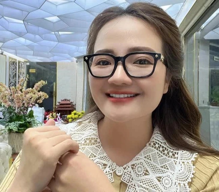 Hoàng Hường livestream bán sữa giữa vùng lũ gây phản ứng trái chiều - Ảnh 2.