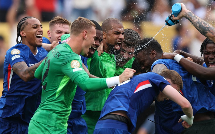 Cầu thủ Bolivia bị thương vùng kín vì pháo sáng 'tên lửa' - Ảnh 3.