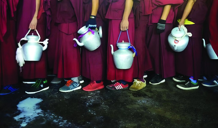 Chân xỏ vào giày, người bước vào vai - Ảnh 5.