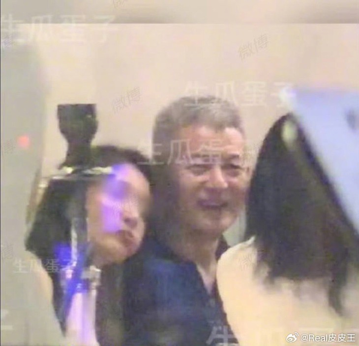 Chồng của ca sĩ hot nhất Trung Quốc lộ ảnh ngoại tình - Ảnh 1.