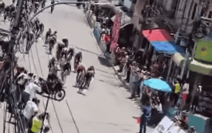 Tay đua bỗng nổi tiếng vì dự giải thế giới với xe… cà tàng - Ảnh 2.