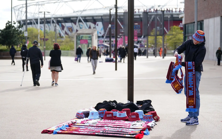 Sự thật bức ảnh Ruben Neves sắp hôn góa phụ của bạn thân Diogo Jota - Ảnh 3.