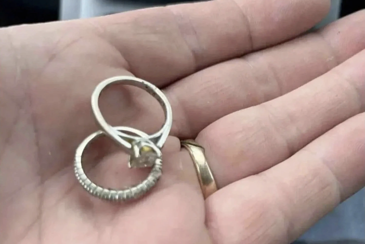 Chồng bới 18 tấn rác để tìm lại chiếc nhẫn cho vợ 'não cá vàng' - Ảnh 1.