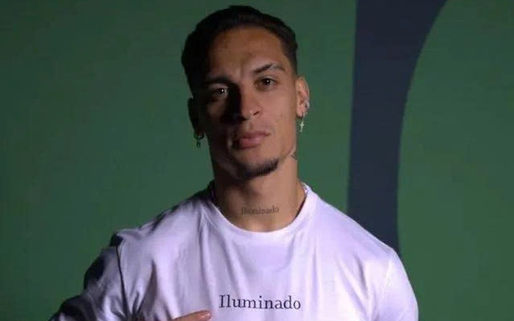 Hậu vệ Aston Villa u đầu vì va chạm với đồng đội Emiliano Martinez - Ảnh 3.