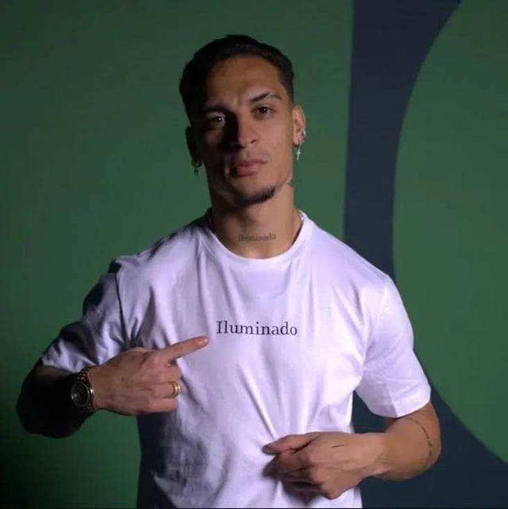 Real Betis ‘bắt tay’ Antony bán áo để lo phí chuyển nhượng - Ảnh 1.