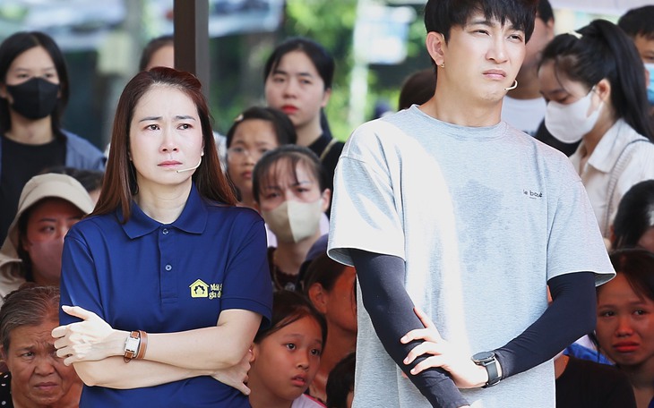 Khán giả Hà Nội đội mưa nán lại đến phút cuối cùng 'Mái ấm gia đình Việt' - Ảnh 10.