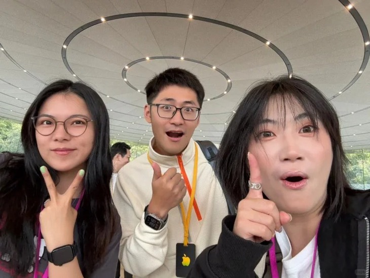 Ông chủ 'sộp ơi là sộp', tặng iPhone 17 cho cả công ty - Ảnh 2.