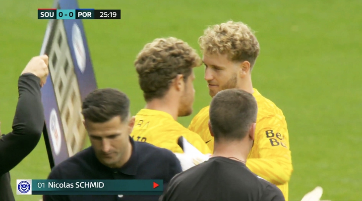 Bóng đá Anh gây sốt vì xuất hiện hai thủ môn giống hệt nhau - Ảnh 1.