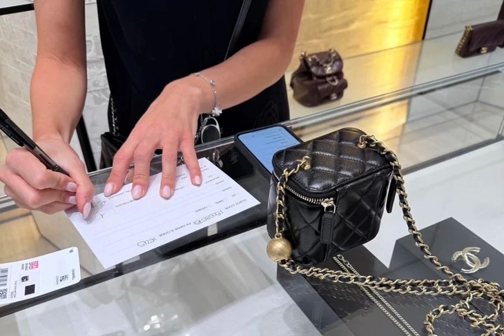 Sự thật sau màn khoe 'làm việc chăm chỉ' để mua túi Chanel - Ảnh 1.