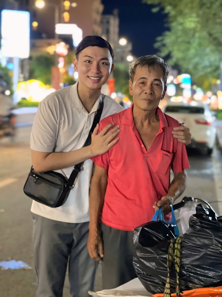 Cuộc hội ngộ xúc động của cậu học trò và thầy giáo cũ đang nhặt ve chai - Ảnh 1.