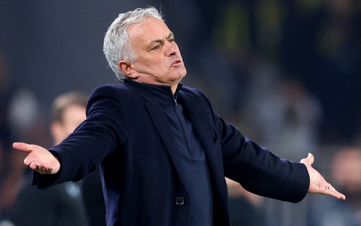 Fan ‘để tóc dài chờ Man Utd thắng 5 trận liền” bị túm tóc tại Old Trafford - Ảnh 2.