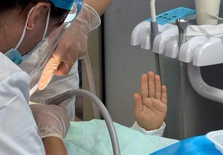 Ảnh vui 18-9: Bác sĩ bảo 'đau thì giơ tay lên' - Ảnh 1.