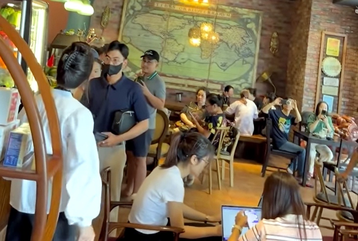 Clip 'tổng tài' đến quán cà phê trực tiếp xin lỗi - 'Em xin lỗi quá muộn' - Ảnh 1.