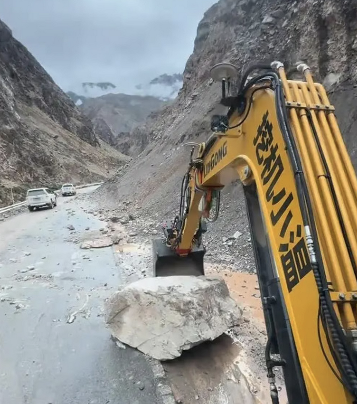 Thanh niên lái máy xúc 'đi phượt' khắp nơi - Ảnh 2.