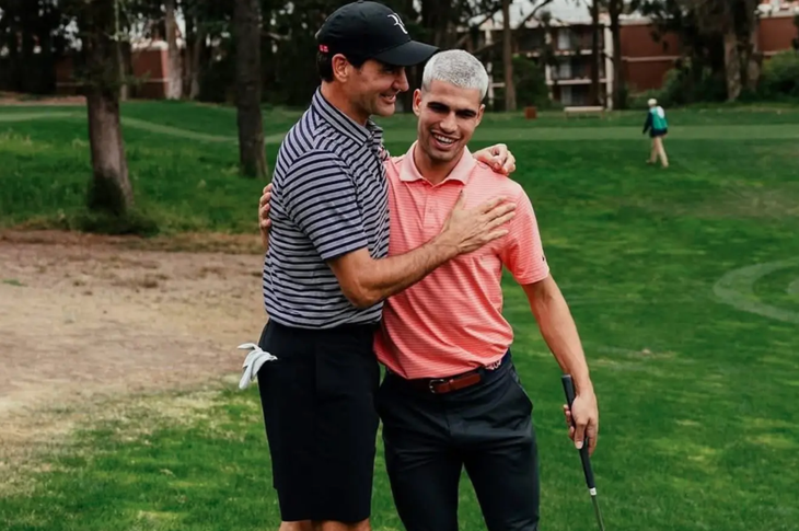 Carlos Alcaraz cùng Roger Federer so tài đấu… golf - Ảnh 1.