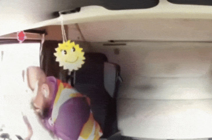 U là trời, tài xế vừa lái xe vừa xem ảnh 18+?! - Ảnh 1.